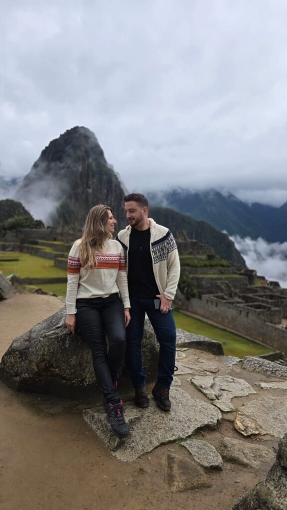 Pareja contemplando Machu Picchu en Cusco, Perú