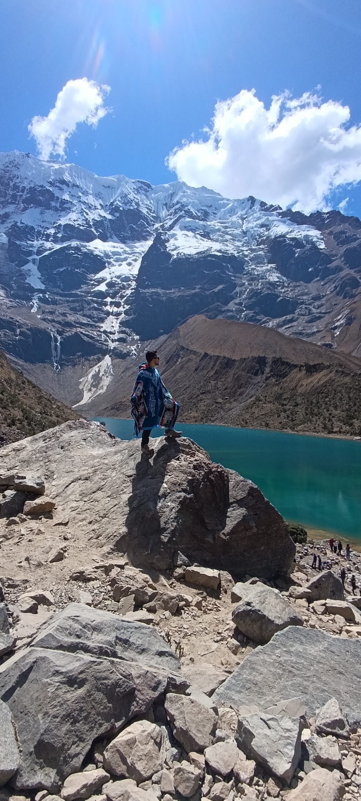 Turista contemplando la Laguna Humantay y los paisajes glaciares de Cusco