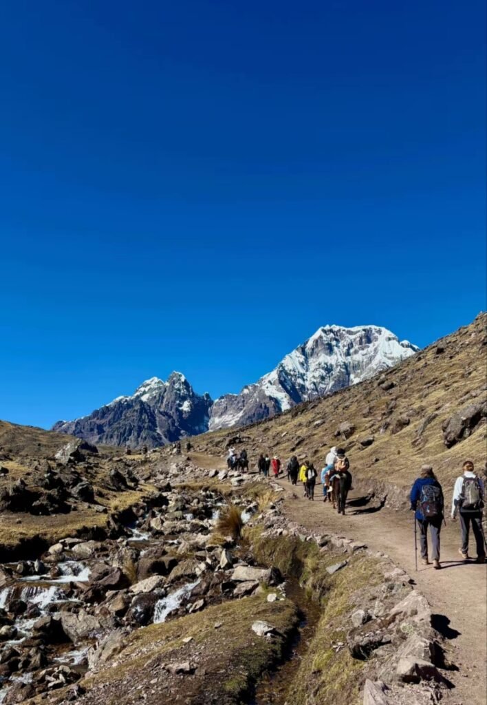 Trekking por el Valle de Lares en Cusco entre montañas andinas