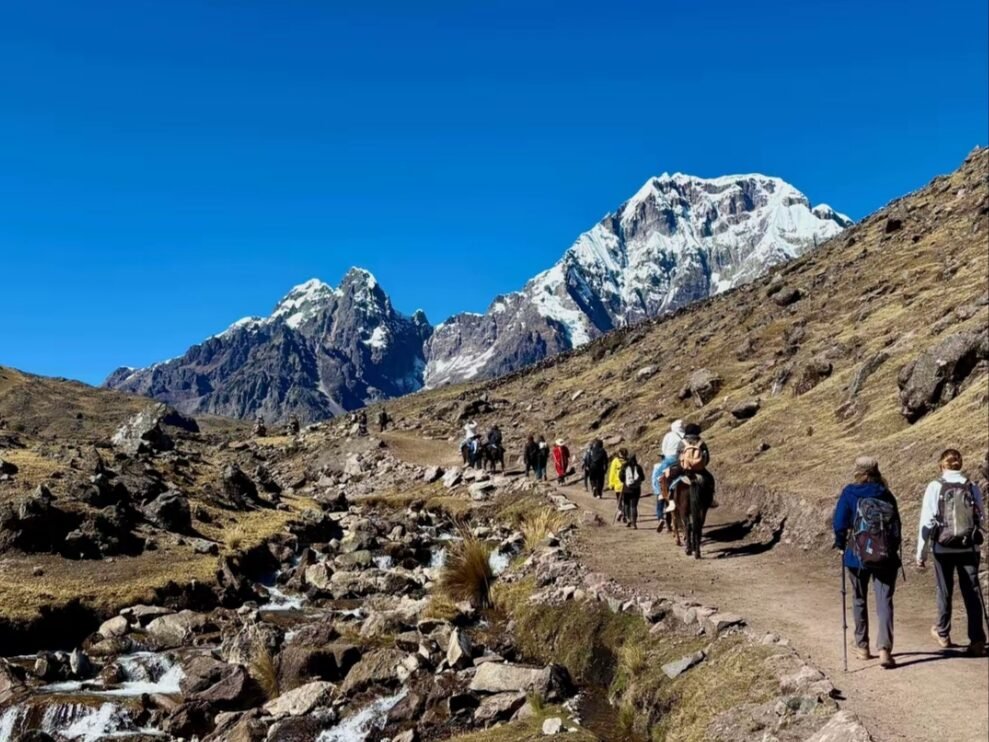 Trekking por el Valle de Lares en Cusco entre montañas andinas