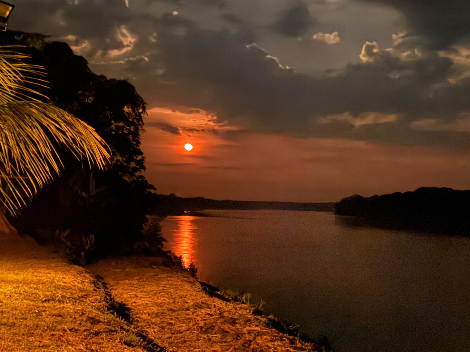 Atardecer en la Amazonía peruana durante un viaje a Tambopata