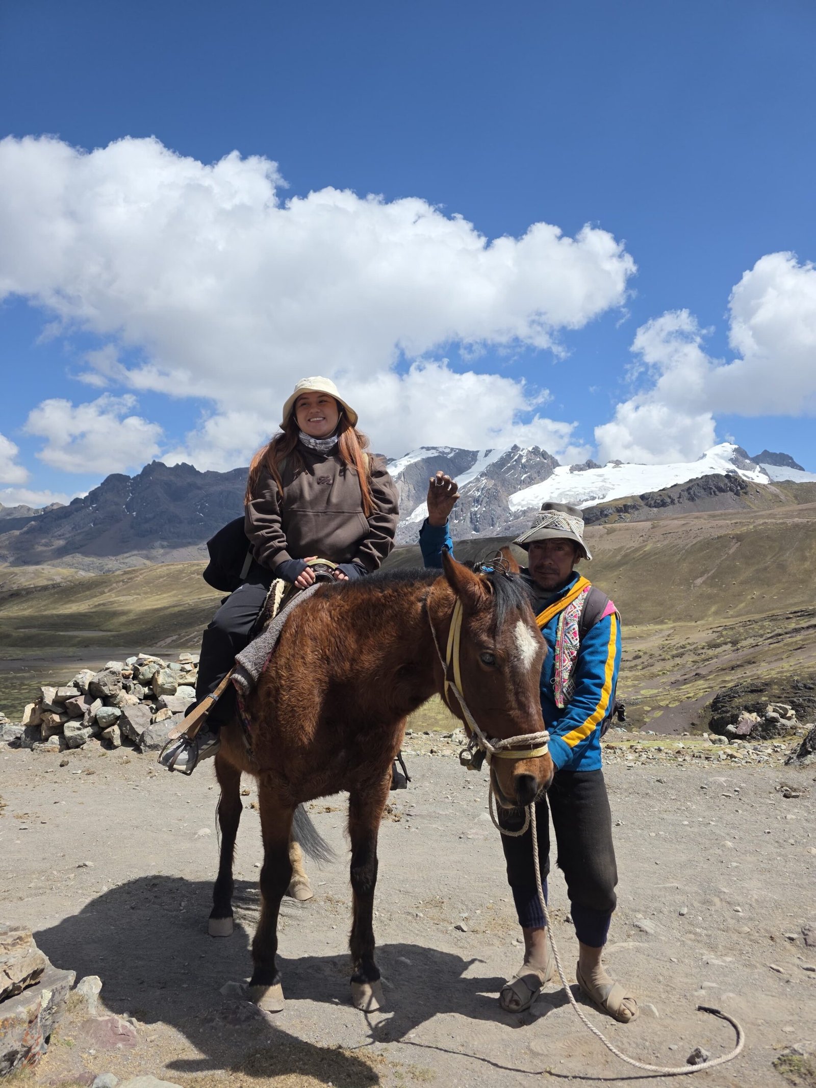 Paseo a caballo por los paisajes andinos del Perú durante un viaje por los Andes