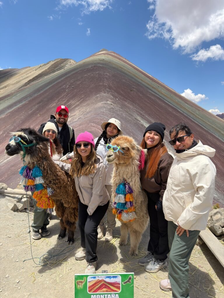 Fotografía de viajeros en la Montaña de 7 Colores Vinicunca, en los Andes de Cusco, Perú.