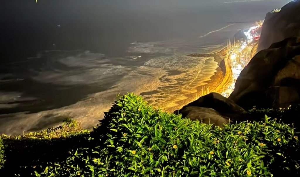 Viajes a Lima de noche en Miraflores frente al Pacífico