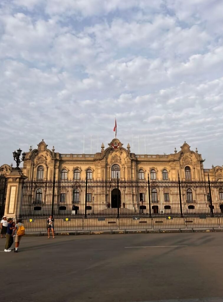 Plaza de Armas de Lima, uno de los principales lugares históricos del Centro Histórico de Lima.