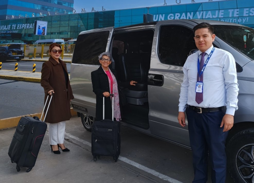 Turistas con su conductor durante el servicio de recojo privado en el Aeropuerto Internacional Jorge Chávez de Lima.