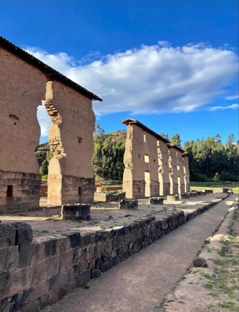 Complejo arqueológico de Raqchi en la Ruta del Sol entre Cusco y Puno