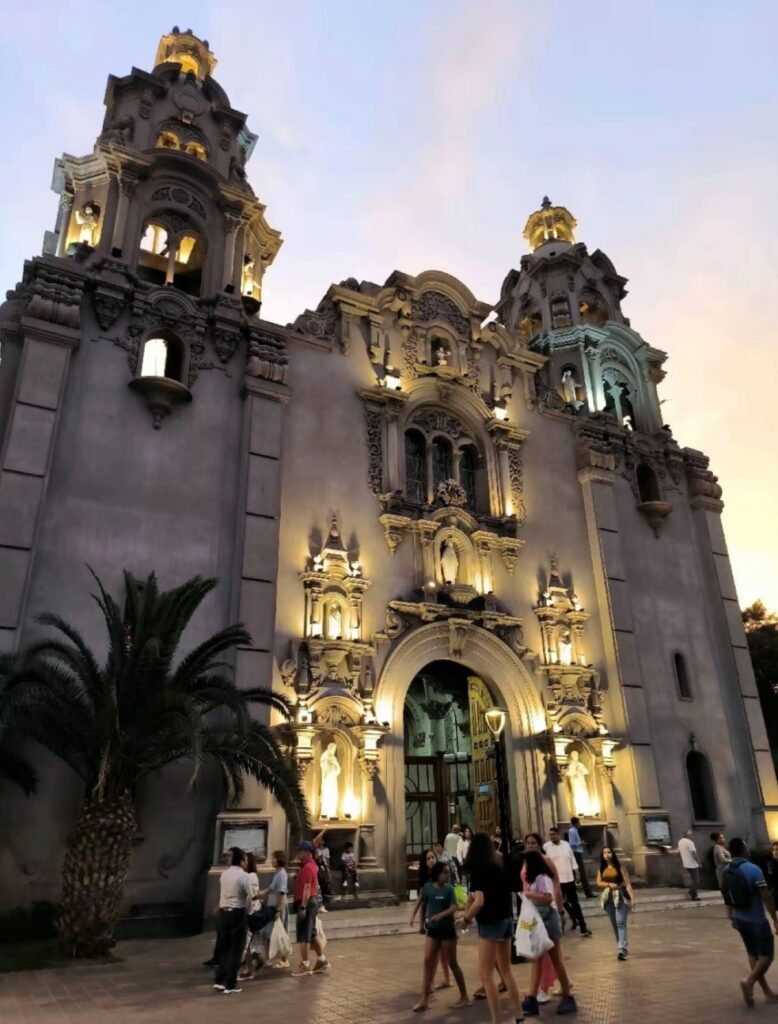 Iglesia histórica iluminada por la noche en el centro histórico de Lima, Perú.